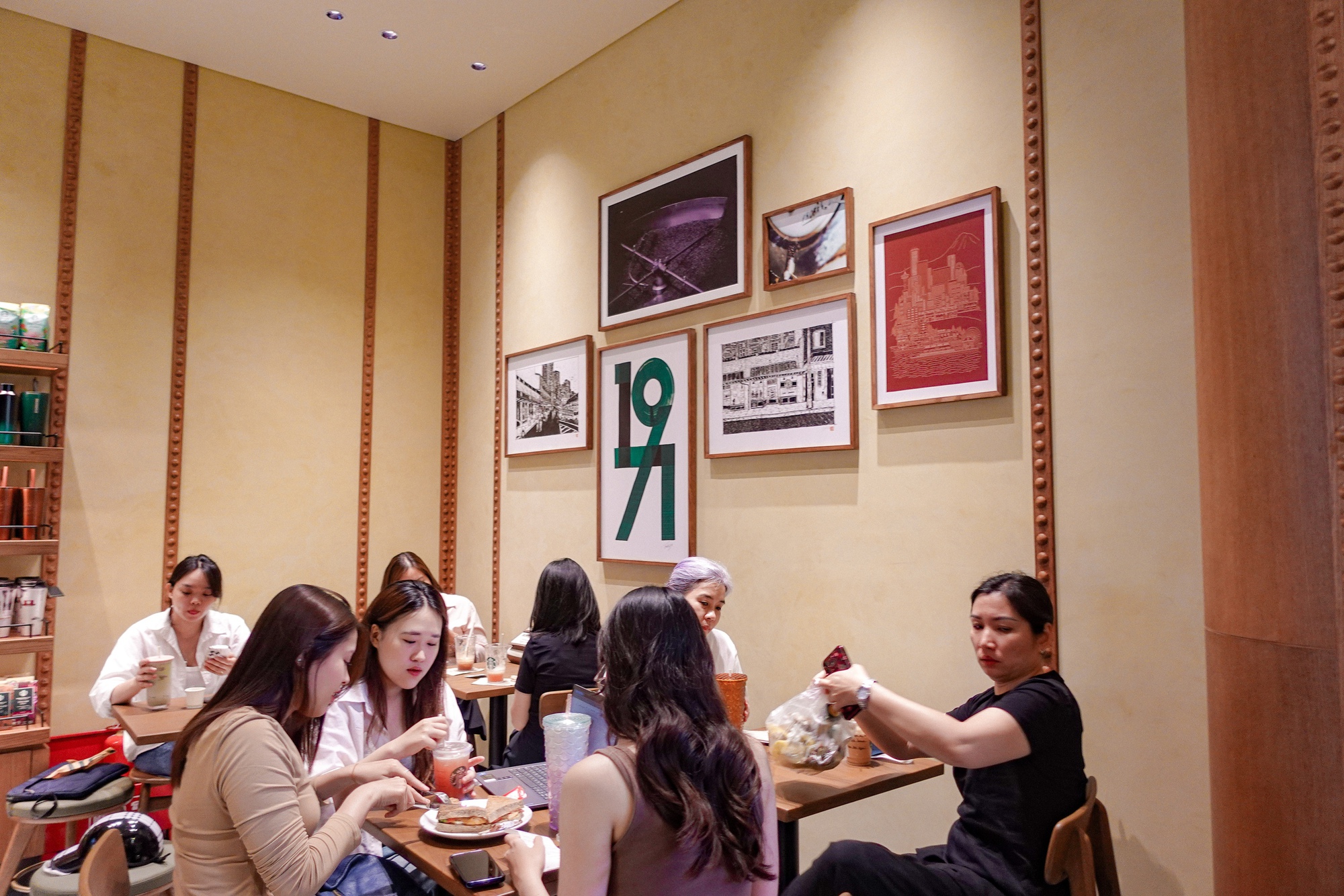 Starbucks Bưu Điện Hà Nội vừa mở đã đông kín, nhưng lại có 1 điểm trừ khiến dân tình tiếc nuối- Ảnh 1. Starbucks Bưu Điện Hà Nội vừa mở đã đông kín, nhưng lại có 1 điểm trừ khiến dân tình tiếc nuối- Ảnh 1.
