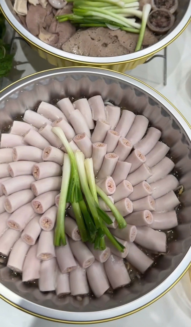 Clip MC Anh Thơ ăn lòng se điếu và sốc vì một chi tiết bên trong lớp lòng: “Tưởng ăn lốp xe”- Ảnh 4. Clip MC Anh Thơ ăn lòng se điếu và sốc vì một chi tiết bên trong lớp lòng: “Tưởng ăn lốp xe”- Ảnh 4.