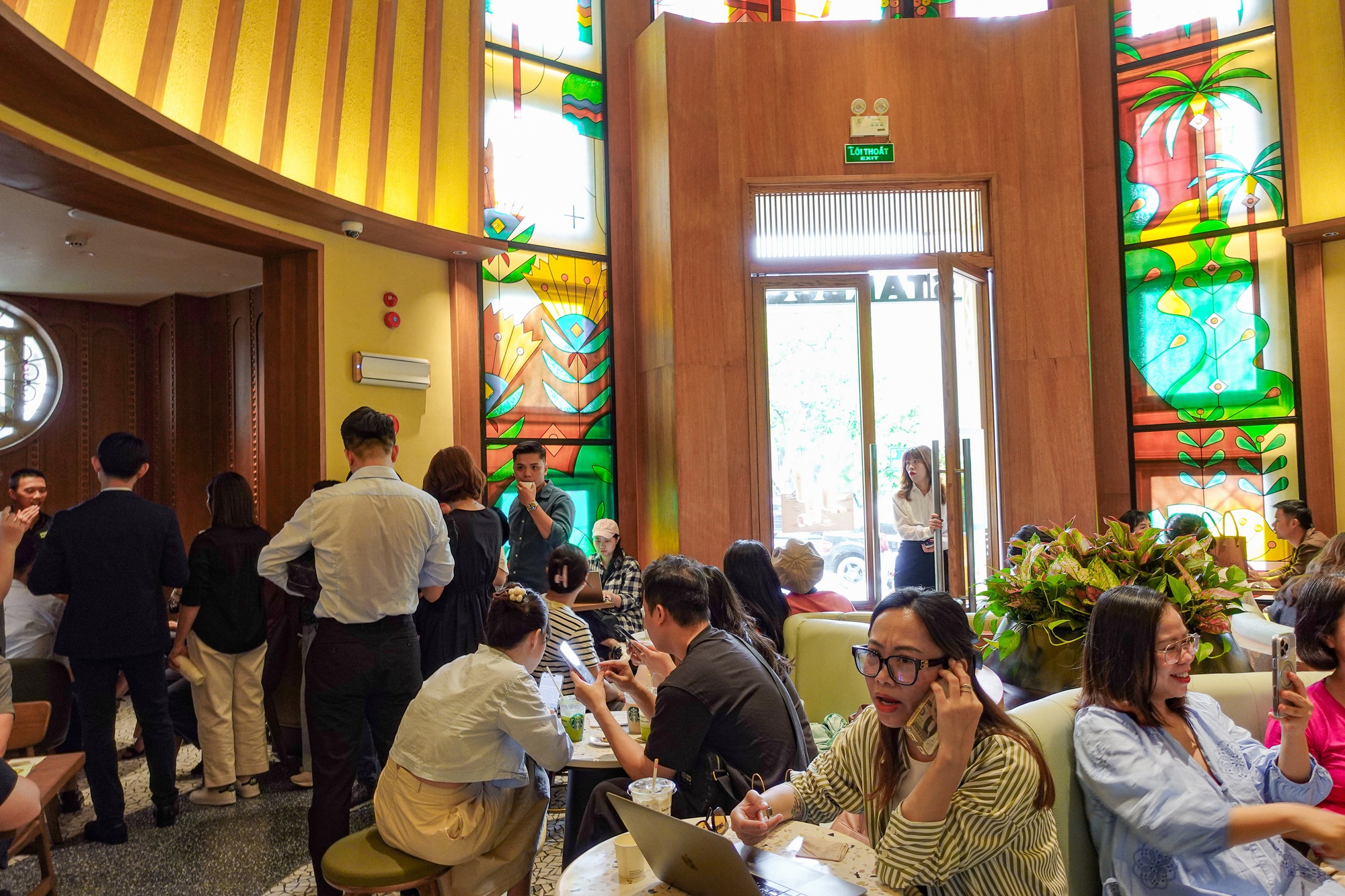 Starbucks Bưu Điện Hà Nội vừa mở đã đông kín, nhưng lại có 1 điểm trừ khiến dân tình tiếc nuối- Ảnh 2. Starbucks Bưu Điện Hà Nội vừa mở đã đông kín, nhưng lại có 1 điểm trừ khiến dân tình tiếc nuối- Ảnh 2.