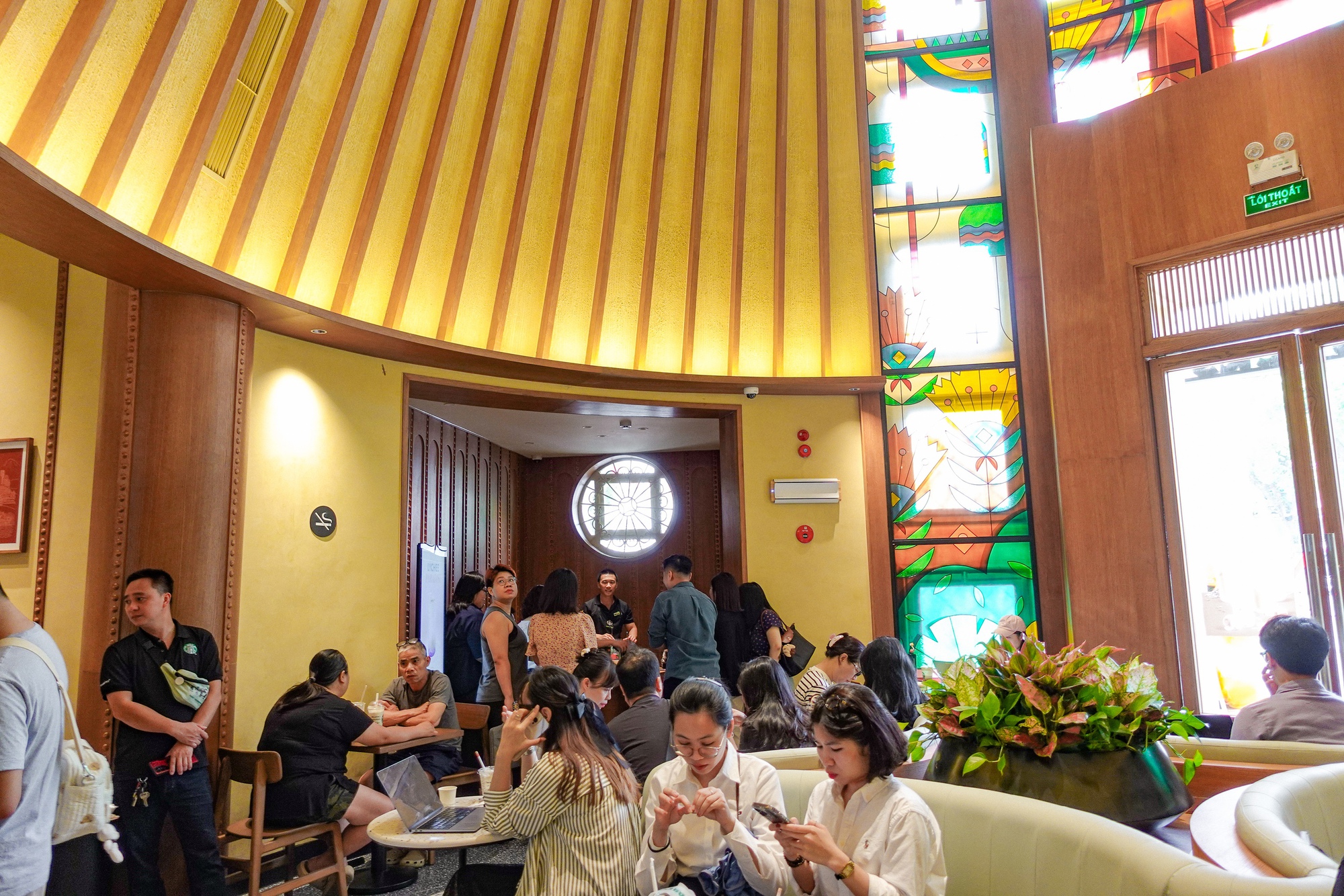 Starbucks Bưu Điện Hà Nội vừa mở đã đông kín, nhưng lại có 1 điểm trừ khiến dân tình tiếc nuối- Ảnh 4. Starbucks Bưu Điện Hà Nội vừa mở đã đông kín, nhưng lại có 1 điểm trừ khiến dân tình tiếc nuối- Ảnh 4.