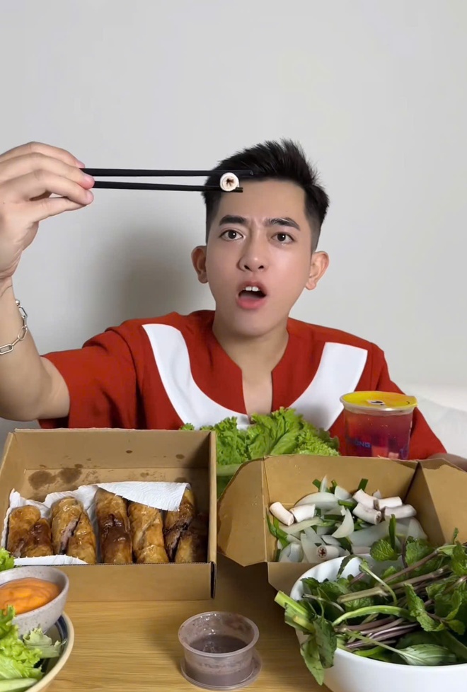 Clip MC Anh Thơ ăn lòng se điếu và sốc vì một chi tiết bên trong lớp lòng: “Tưởng ăn lốp xe”- Ảnh 5. Clip MC Anh Thơ ăn lòng se điếu và sốc vì một chi tiết bên trong lớp lòng: “Tưởng ăn lốp xe”- Ảnh 5.