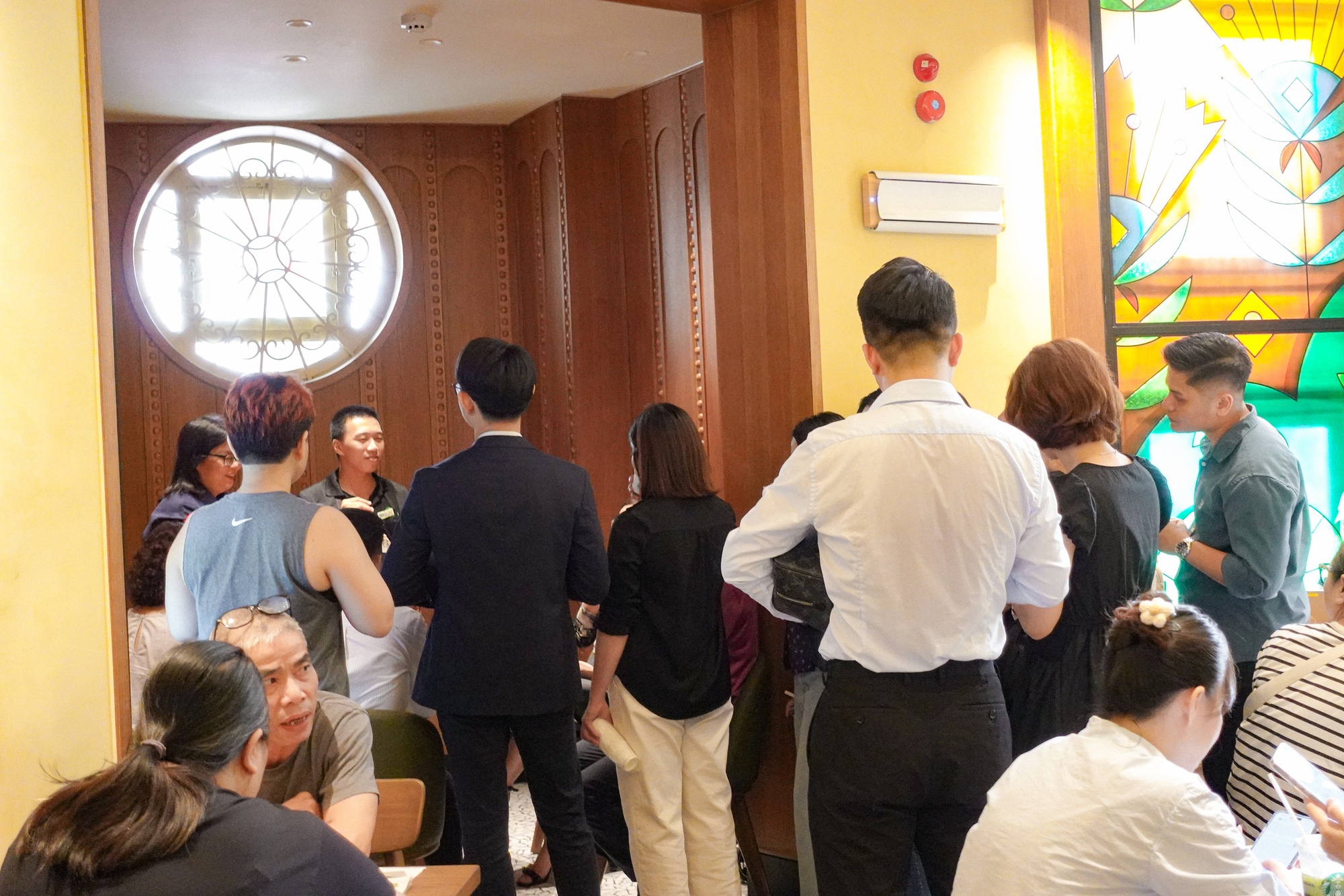 Starbucks Bưu Điện Hà Nội vừa mở đã đông kín, nhưng lại có 1 điểm trừ khiến dân tình tiếc nuối- Ảnh 3. Starbucks Bưu Điện Hà Nội vừa mở đã đông kín, nhưng lại có 1 điểm trừ khiến dân tình tiếc nuối- Ảnh 3.