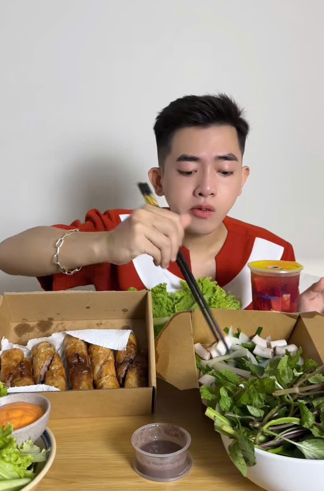 Clip MC Anh Thơ ăn lòng se điếu và sốc vì một chi tiết bên trong lớp lòng: “Tưởng ăn lốp xe”- Ảnh 6. Clip MC Anh Thơ ăn lòng se điếu và sốc vì một chi tiết bên trong lớp lòng: “Tưởng ăn lốp xe”- Ảnh 6.