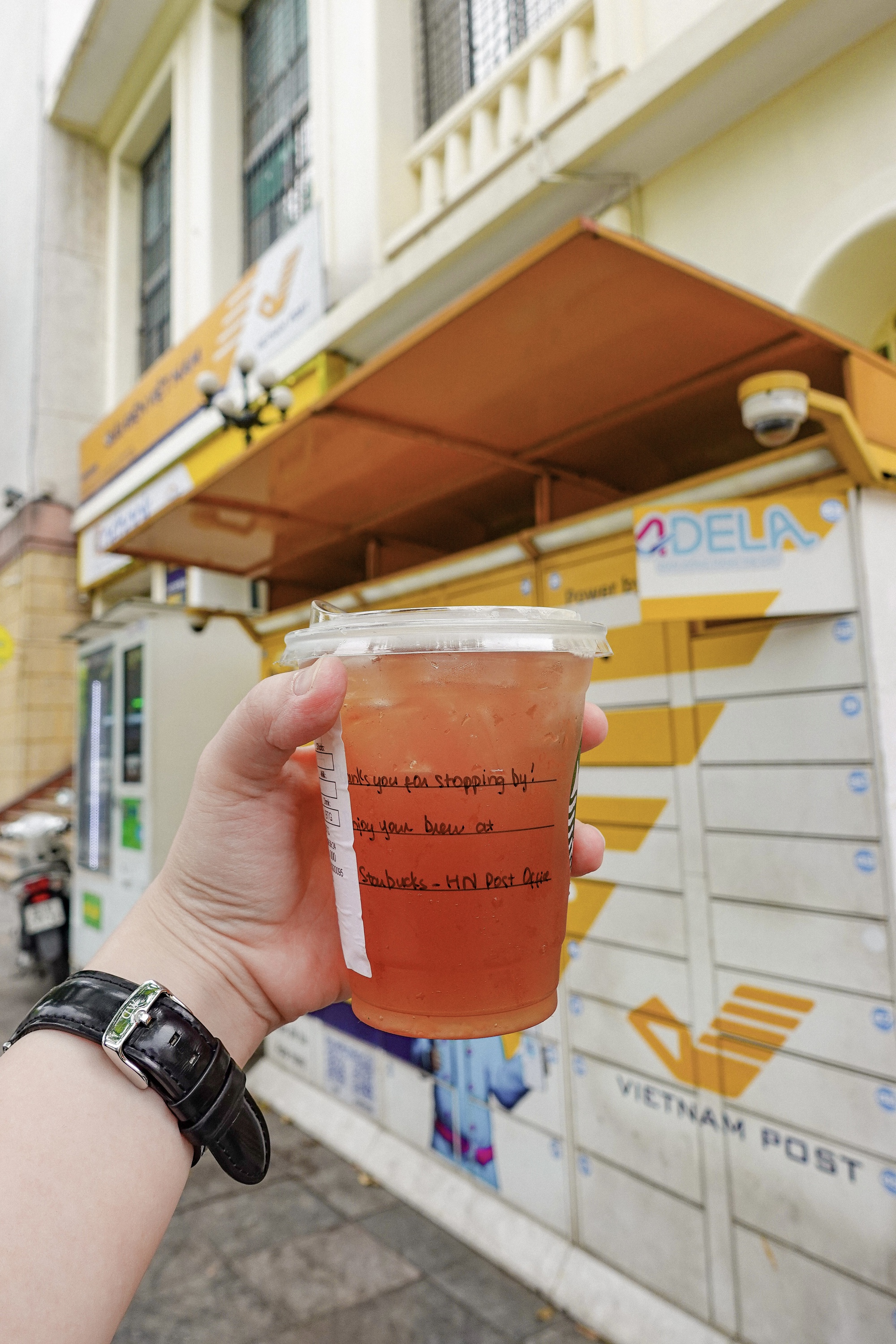 Starbucks Bưu Điện Hà Nội vừa mở đã đông kín, nhưng lại có 1 điểm trừ khiến dân tình tiếc nuối- Ảnh 9. Starbucks Bưu Điện Hà Nội vừa mở đã đông kín, nhưng lại có 1 điểm trừ khiến dân tình tiếc nuối- Ảnh 9.