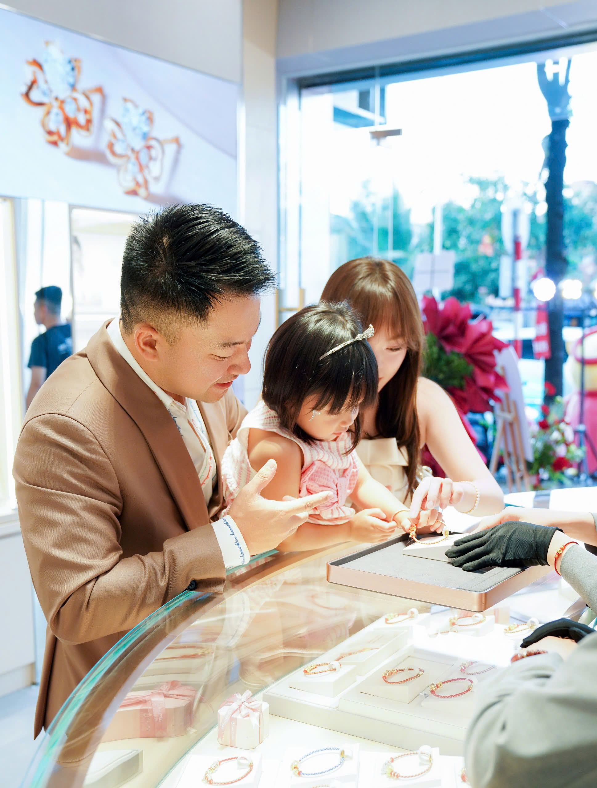 Giá vàng lên cao, người mua nên chú ý điều gì để chọn sản phẩm phù hợp- Ảnh 1.