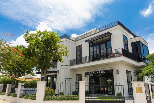 Nam nghệ sĩ sở hữu biệt thự mặt tiền 40 tỷ ở Nhà Bè, nhiều cửa hàng trải khắp cả nước, U40 vẫn lẻ bóng- Ảnh 4. Nam nghệ sĩ sở hữu biệt thự mặt tiền 40 tỷ ở Nhà Bè, nhiều cửa hàng trải khắp cả nước, U40 vẫn lẻ bóng- Ảnh 4.
