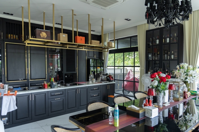 Nam nghệ sĩ sở hữu biệt thự mặt tiền 40 tỷ ở Nhà Bè, nhiều cửa hàng trải khắp cả nước, U40 vẫn lẻ bóng- Ảnh 10. Nam nghệ sĩ sở hữu biệt thự mặt tiền 40 tỷ ở Nhà Bè, nhiều cửa hàng trải khắp cả nước, U40 vẫn lẻ bóng- Ảnh 10.
