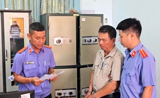 Bắt một cán bộ Chi cục Thi hành án dân sự- Ảnh 1. Bắt một cán bộ Chi cục Thi hành án dân sự- Ảnh 1.
