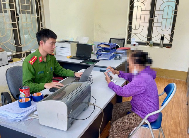 Sơn La: Cụ bà suýt mất 200 triệu sau cuộc gọi video đọc lệnh khởi tố- Ảnh 1. Sơn La: Cụ bà suýt mất 200 triệu sau cuộc gọi video đọc lệnh khởi tố- Ảnh 1.
