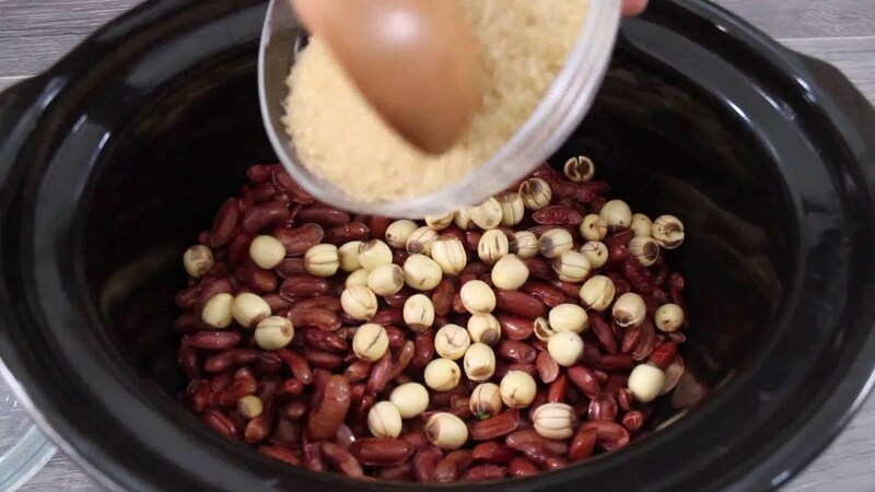 Cứ sang hè mẹ lại nấu cháo đậu đen kèm hạt sen giục con ăn, 30 năm sau tôi mới xúc động hiểu tại sao- Ảnh 1.