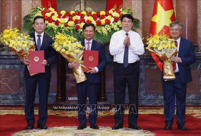 Chủ tịch nước Lương Cường trao quyết định bổ nhiệm 3 Phó Chủ nhiệm Văn phòng Chủ tịch nước- Ảnh 1. Chủ tịch nước Lương Cường trao quyết định bổ nhiệm 3 Phó Chủ nhiệm Văn phòng Chủ tịch nước- Ảnh 1.