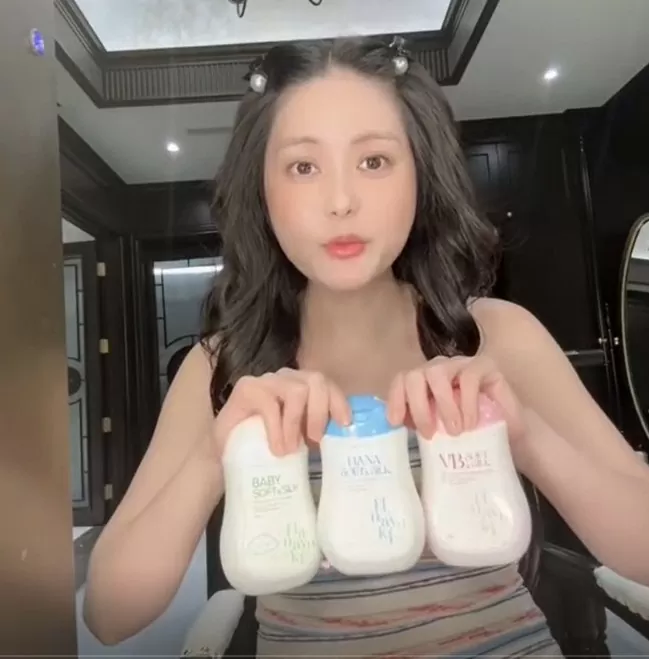 "Nữ đại gia quận 7" Đoàn Di Băng và những lần quảng cáo lố: Kẹo thay cơm, dầu gội "thuần tự nhiên" chứa hoá chất?!- Ảnh 5. "Nữ đại gia quận 7" Đoàn Di Băng và những lần quảng cáo lố: Kẹo thay cơm, dầu gội "thuần tự nhiên" chứa hoá chất?!- Ảnh 5.