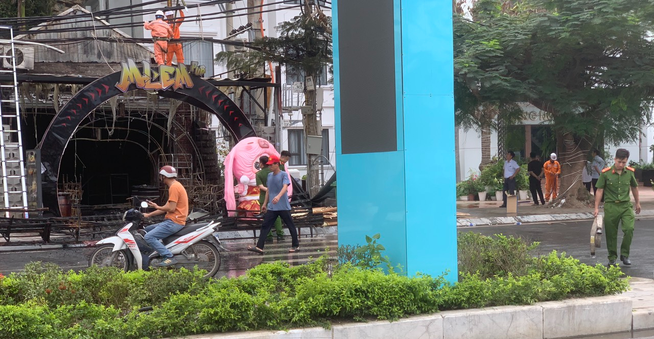 Cháy lớn tại quán Pub ở Cát Bà, 3 người bị thương- Ảnh 3. Cháy lớn tại quán Pub ở Cát Bà, 3 người bị thương- Ảnh 3.