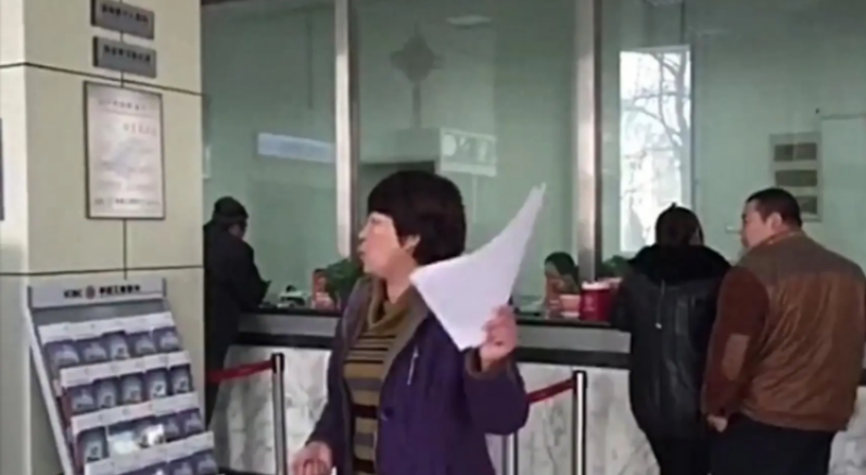 Người phụ nữ gửi tiết kiệm 71 triệu đồng, 2 tháng sau phát hiện tiền đã được dùng để mua bảo hiểm nhân thọ, ngân hàng khẳng định: “Đã có sự đồng ý của khách hàng”- Ảnh 1. Người phụ nữ gửi tiết kiệm 71 triệu đồng, 2 tháng sau phát hiện tiền đã được dùng để mua bảo hiểm nhân thọ, ngân hàng khẳng định: “Đã có sự đồng ý của khách hàng”- Ảnh 1.