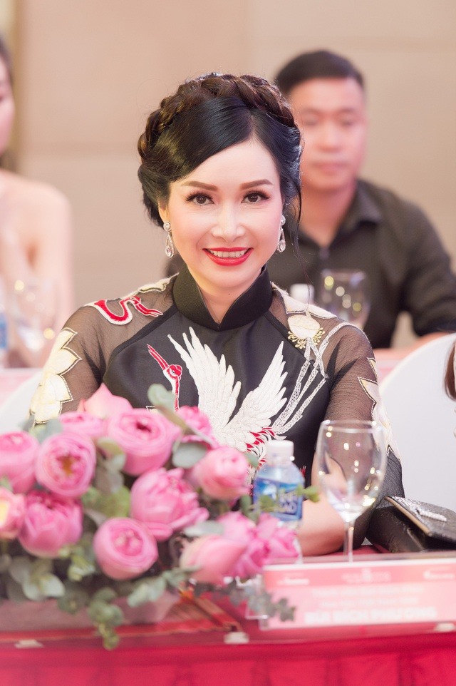 "Hoa hậu lùn nhất Việt Nam" rút lui khỏi showbiz hậu lấy chồng Tiến sĩ, biệt thự trải dài khắp cả nước- Ảnh 7. "Hoa hậu lùn nhất Việt Nam" rút lui khỏi showbiz hậu lấy chồng Tiến sĩ, biệt thự trải dài khắp cả nước- Ảnh 7.