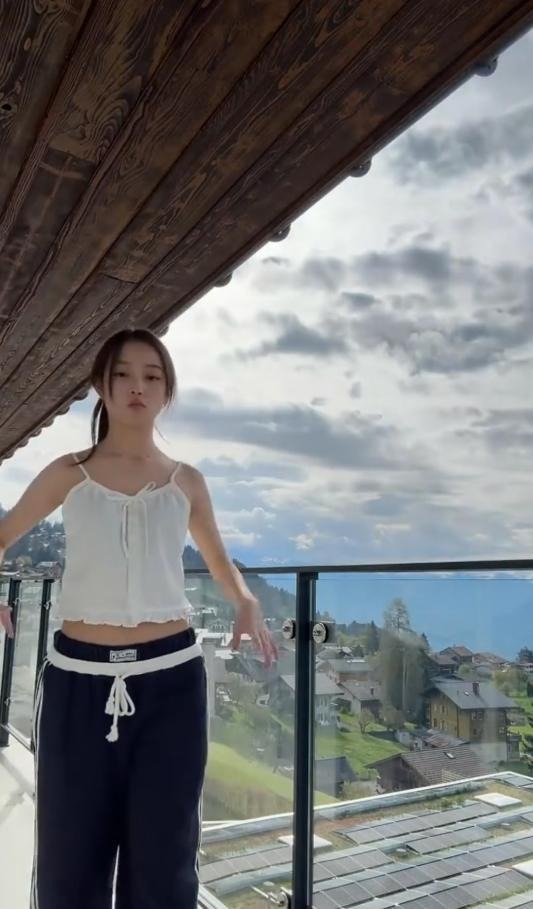 Không thể tin nổi đây là visual của con gái Triệu Vy ở tuổi 15!- Ảnh 4. Không thể tin nổi đây là visual của con gái Triệu Vy ở tuổi 15!- Ảnh 4.