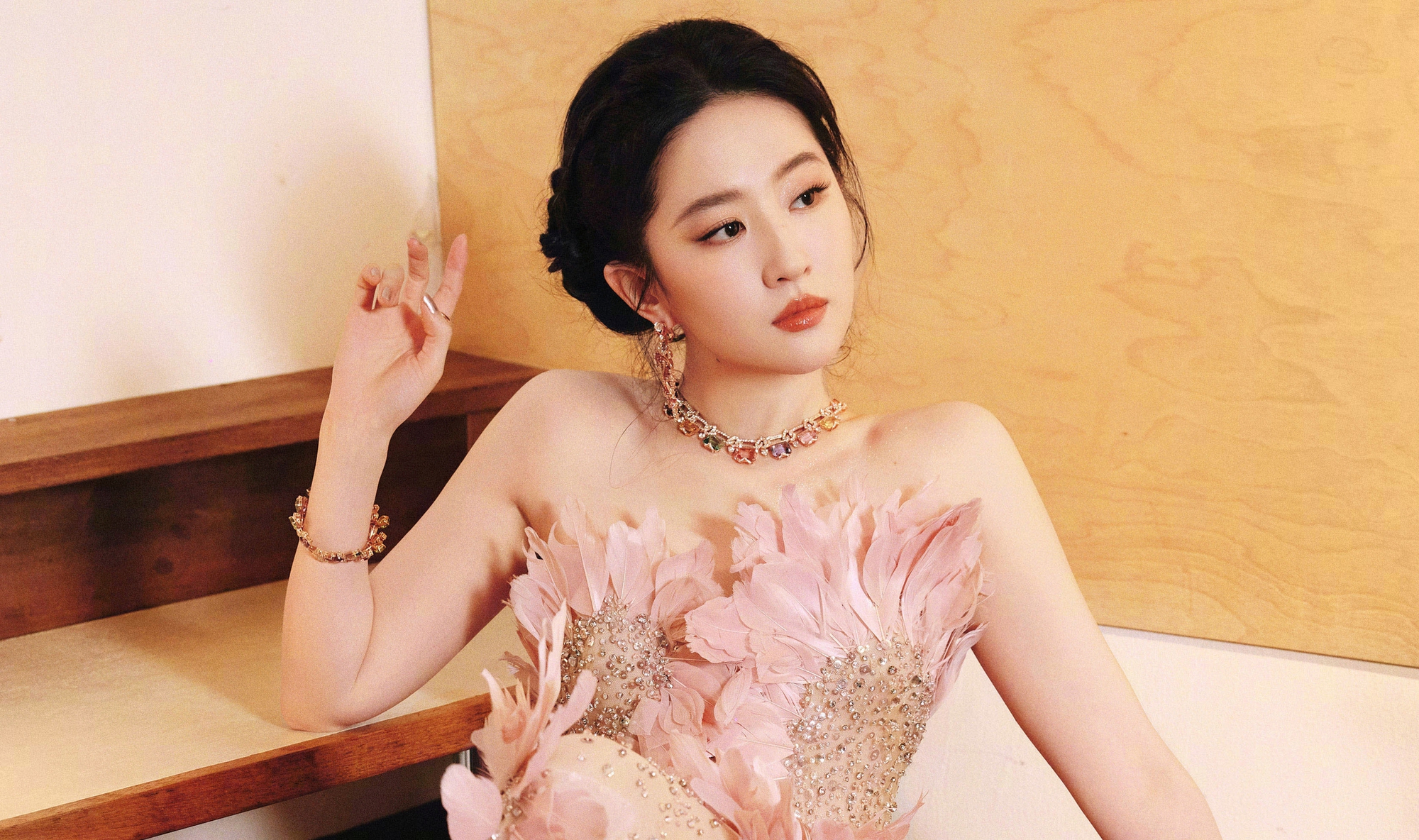 Lưu Diệc Phi lộ nhân cách thật khi bị người khác vạch trần thói phông bạt ngay trên sóng trực tiếp- Ảnh 4. Lưu Diệc Phi lộ nhân cách thật khi bị người khác vạch trần thói phông bạt ngay trên sóng trực tiếp- Ảnh 4.