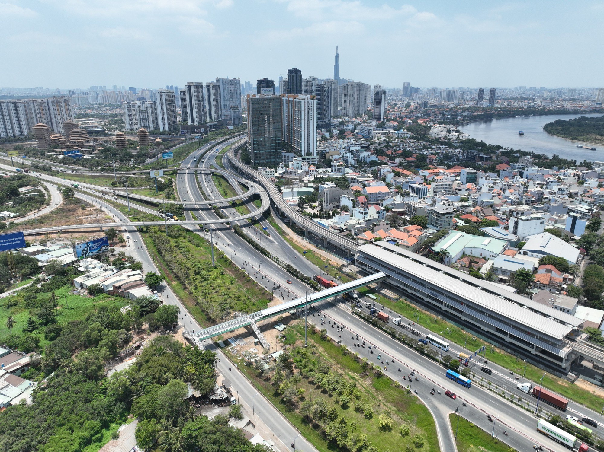 Vận hành gần 5 tháng, metro số 1 vẫn chưa hoàn thiện- Ảnh 1. Vận hành gần 5 tháng, metro số 1 vẫn chưa hoàn thiện- Ảnh 1.