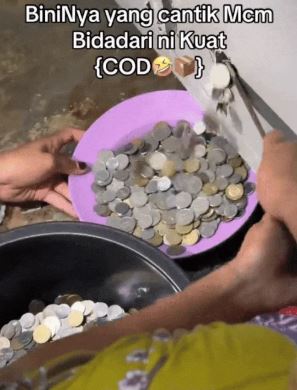 Người phụ nữ sốc nặng khi tìm thấy "kho tiền" bên trong cửa nhà vệ sinh- Ảnh 1. Người phụ nữ sốc nặng khi tìm thấy "kho tiền" bên trong cửa nhà vệ sinh- Ảnh 1.