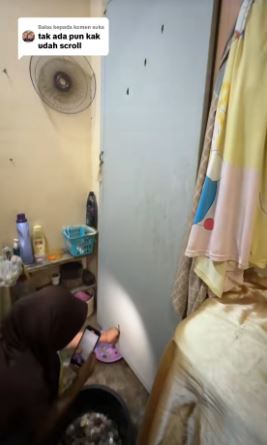 Người phụ nữ sốc nặng khi tìm thấy "kho tiền" bên trong cửa nhà vệ sinh- Ảnh 2. Người phụ nữ sốc nặng khi tìm thấy "kho tiền" bên trong cửa nhà vệ sinh- Ảnh 2.