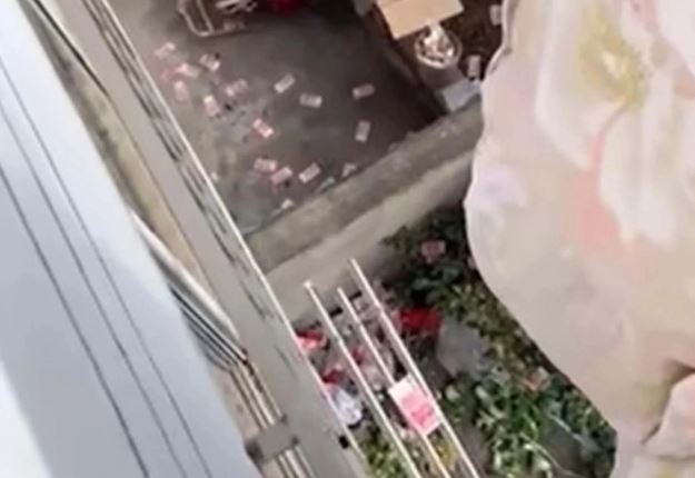 Người phụ nữ sốc nặng khi tìm thấy "kho tiền" bên trong cửa nhà vệ sinh- Ảnh 3. Người phụ nữ sốc nặng khi tìm thấy "kho tiền" bên trong cửa nhà vệ sinh- Ảnh 3.