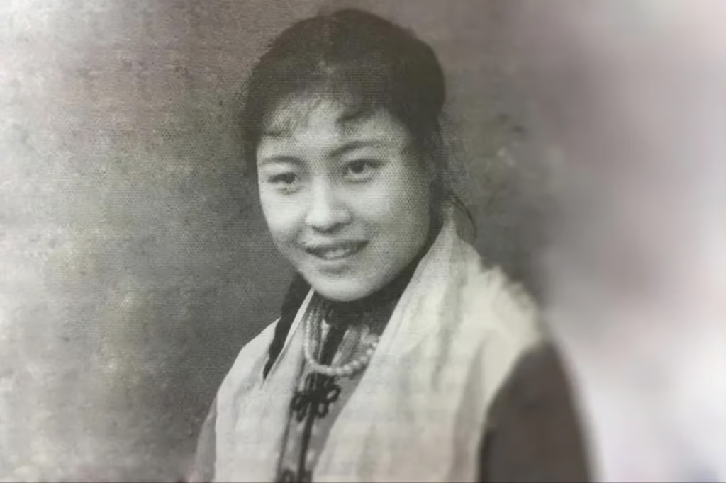 Năm 1977, 1 người phụ nữ tay trắng bị phụ bạc, 20 năm sau, bà khiến chồng cũ "tiếc nuối khôn nguôi": Thành công nhờ 1 quý nhân đặc biệt- Ảnh 1. Năm 1977, 1 người phụ nữ tay trắng bị phụ bạc, 20 năm sau, bà khiến chồng cũ "tiếc nuối khôn nguôi": Thành công nhờ 1 quý nhân đặc biệt- Ảnh 1.