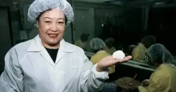 Năm 1977, 1 người phụ nữ tay trắng bị phụ bạc, 20 năm sau, bà khiến chồng cũ "tiếc nuối khôn nguôi": Thành công nhờ 1 quý nhân đặc biệt- Ảnh 3. Năm 1977, 1 người phụ nữ tay trắng bị phụ bạc, 20 năm sau, bà khiến chồng cũ "tiếc nuối khôn nguôi": Thành công nhờ 1 quý nhân đặc biệt- Ảnh 3.