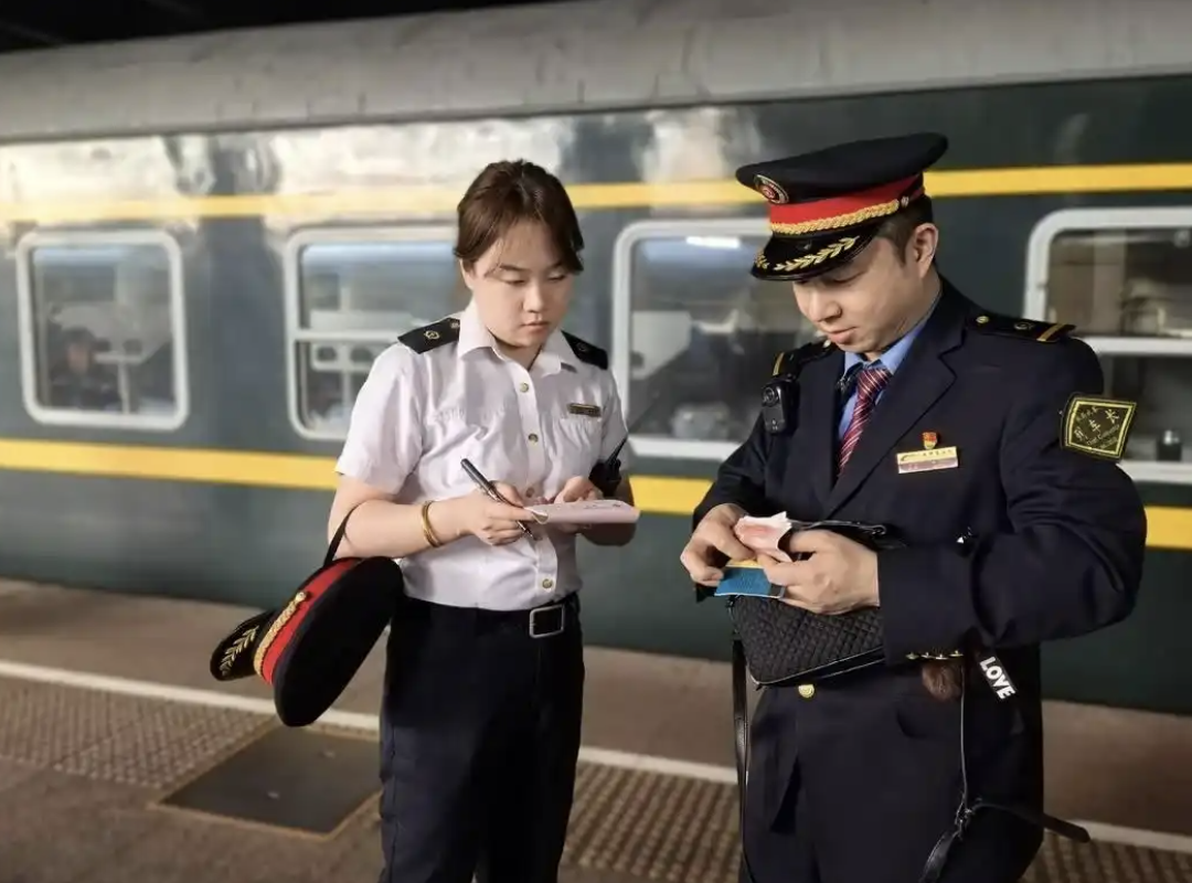 Phát hiện túi đen chứa 5 chỉ vàng cùng nhiều trang sức, đá quý bị bỏ quên trên tàu- Ảnh 3. Phát hiện túi đen chứa 5 chỉ vàng cùng nhiều trang sức, đá quý bị bỏ quên trên tàu- Ảnh 3.