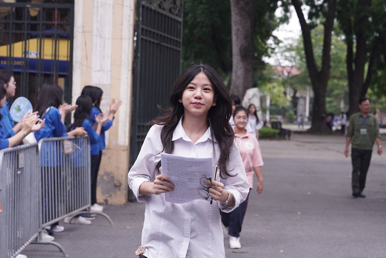 2 trường chuyên đầu tiên công bố tỷ lệ chọi vào lớp 10, gắt nhất 1 em "đấu" với 22 em- Ảnh 1. 2 trường chuyên đầu tiên công bố tỷ lệ chọi vào lớp 10, gắt nhất 1 em "đấu" với 22 em- Ảnh 1.