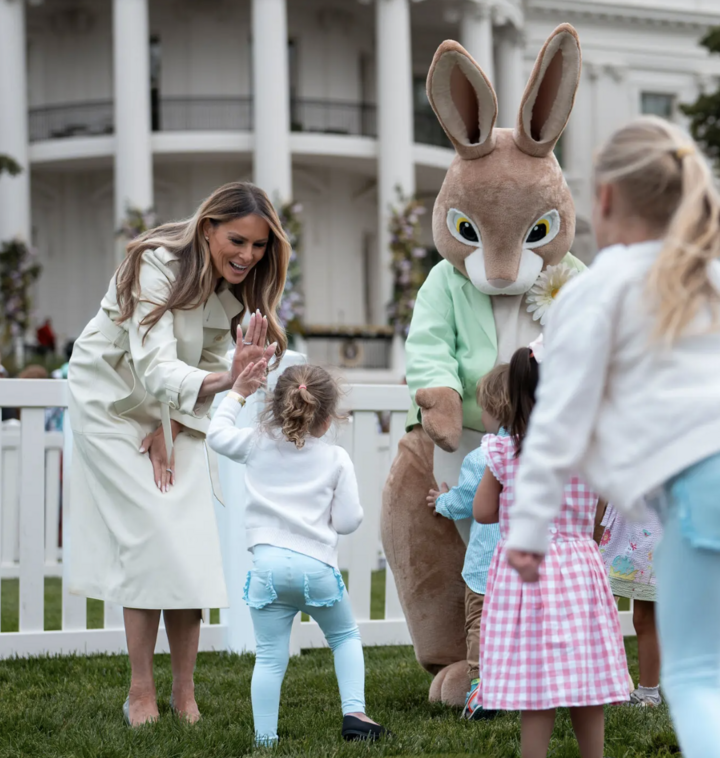 Bà Melania ở đâu khi ông Trump 'khuấy đảo' thế giới?- Ảnh 2. Bà Melania ở đâu khi ông Trump 'khuấy đảo' thế giới?- Ảnh 2.