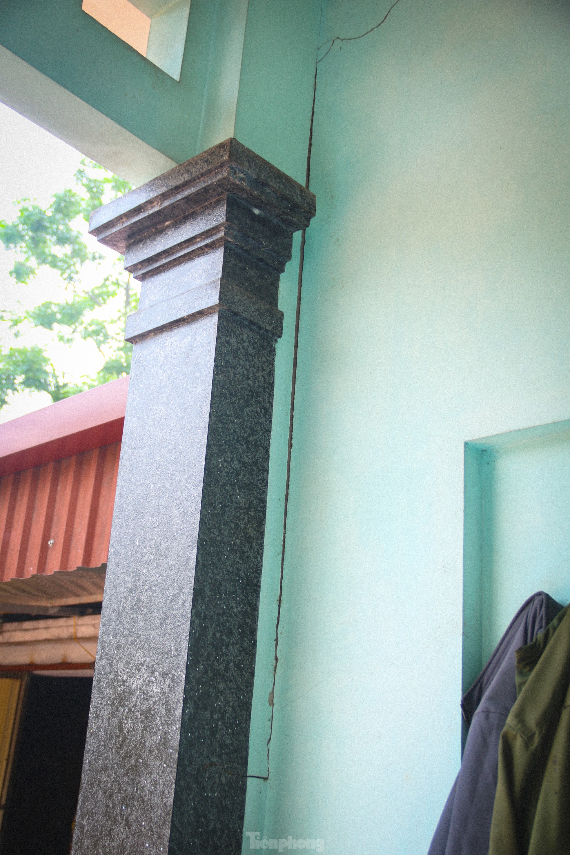 Nhiều nhà dân nứt toác sau hơn 1 năm kè Phong Vân sạt lở- Ảnh 6. Nhiều nhà dân nứt toác sau hơn 1 năm kè Phong Vân sạt lở- Ảnh 6.