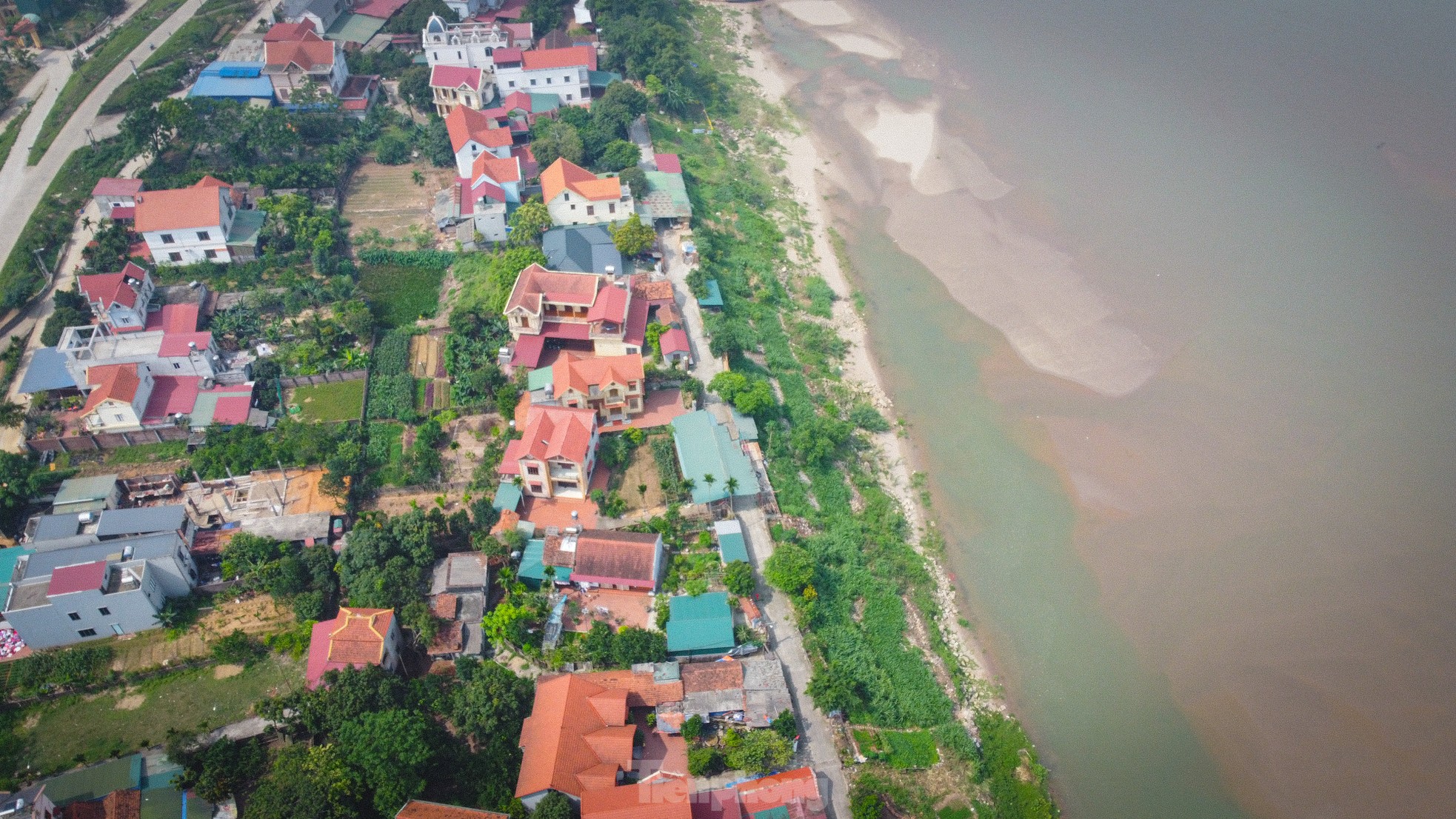 Nhiều nhà dân nứt toác sau hơn 1 năm kè Phong Vân sạt lở- Ảnh 1. Nhiều nhà dân nứt toác sau hơn 1 năm kè Phong Vân sạt lở- Ảnh 1.