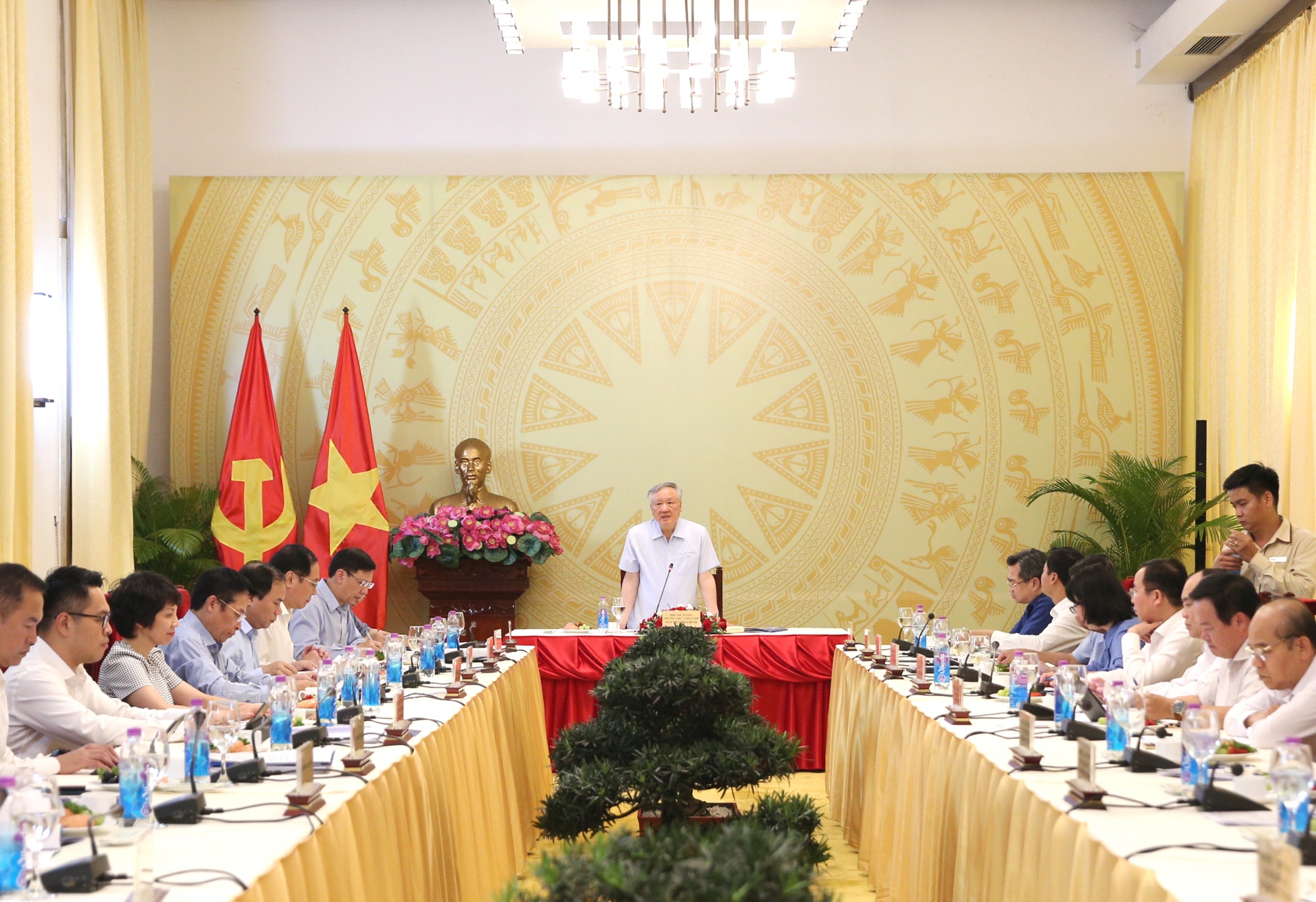 Phó Thủ tướng Thường trực Chính phủ Nguyễn Hòa Bình làm việc với lãnh đạo TP HCM- Ảnh 1. Phó Thủ tướng Thường trực Chính phủ Nguyễn Hòa Bình làm việc với lãnh đạo TP HCM- Ảnh 1.