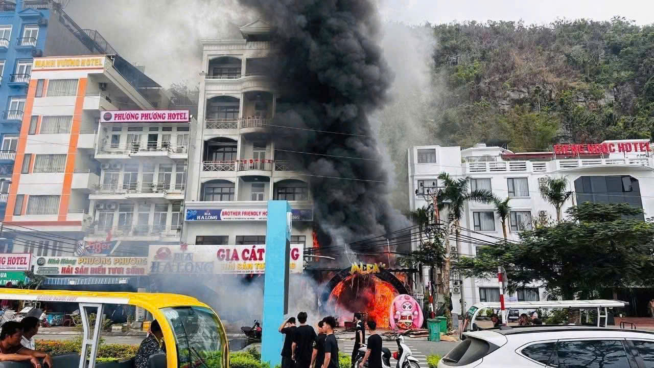 Cháy lớn tại quán Pub ở Cát Bà, 3 người bị thương- Ảnh 1. Cháy lớn tại quán Pub ở Cát Bà, 3 người bị thương- Ảnh 1.