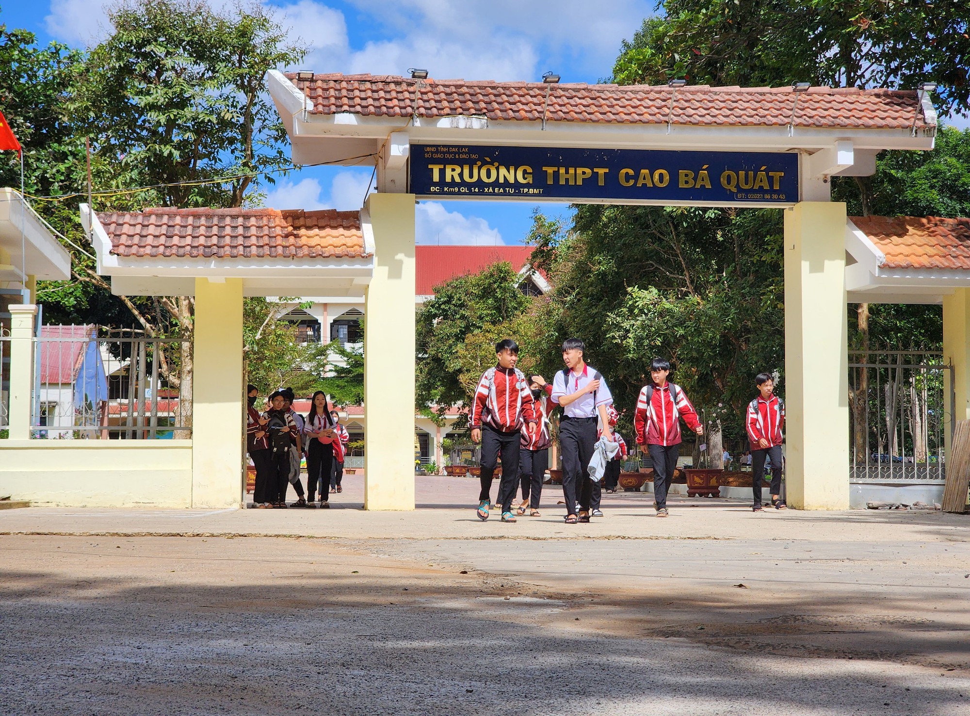 Làm rõ vụ nhiều học sinh lớp 12 tại 1 trường "tự nguyện" xin nghỉ học- Ảnh 1. Làm rõ vụ nhiều học sinh lớp 12 tại 1 trường "tự nguyện" xin nghỉ học- Ảnh 1.