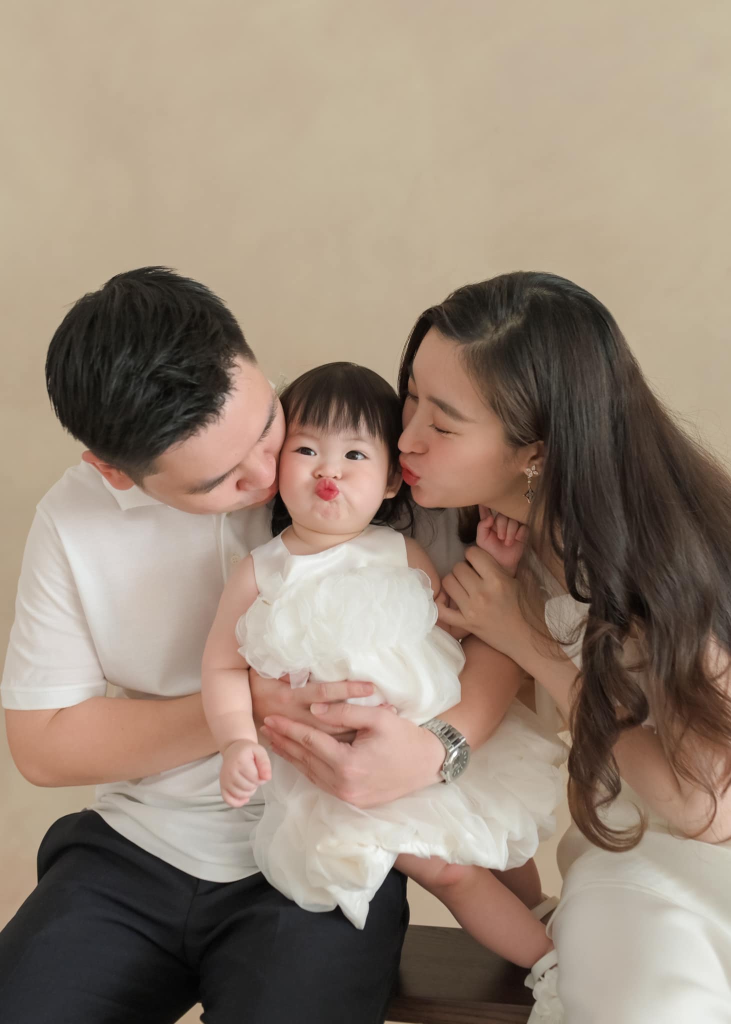 Đỗ Mỹ Linh cùng Chủ tịch Hà Nội FC hẹn hò sang chảnh ở nước ngoài, không quên ái nữ Đỗ Mỹ Linh cùng Chủ tịch Hà Nội FC hẹn hò sang chảnh ở nước ngoài, không quên ái nữ