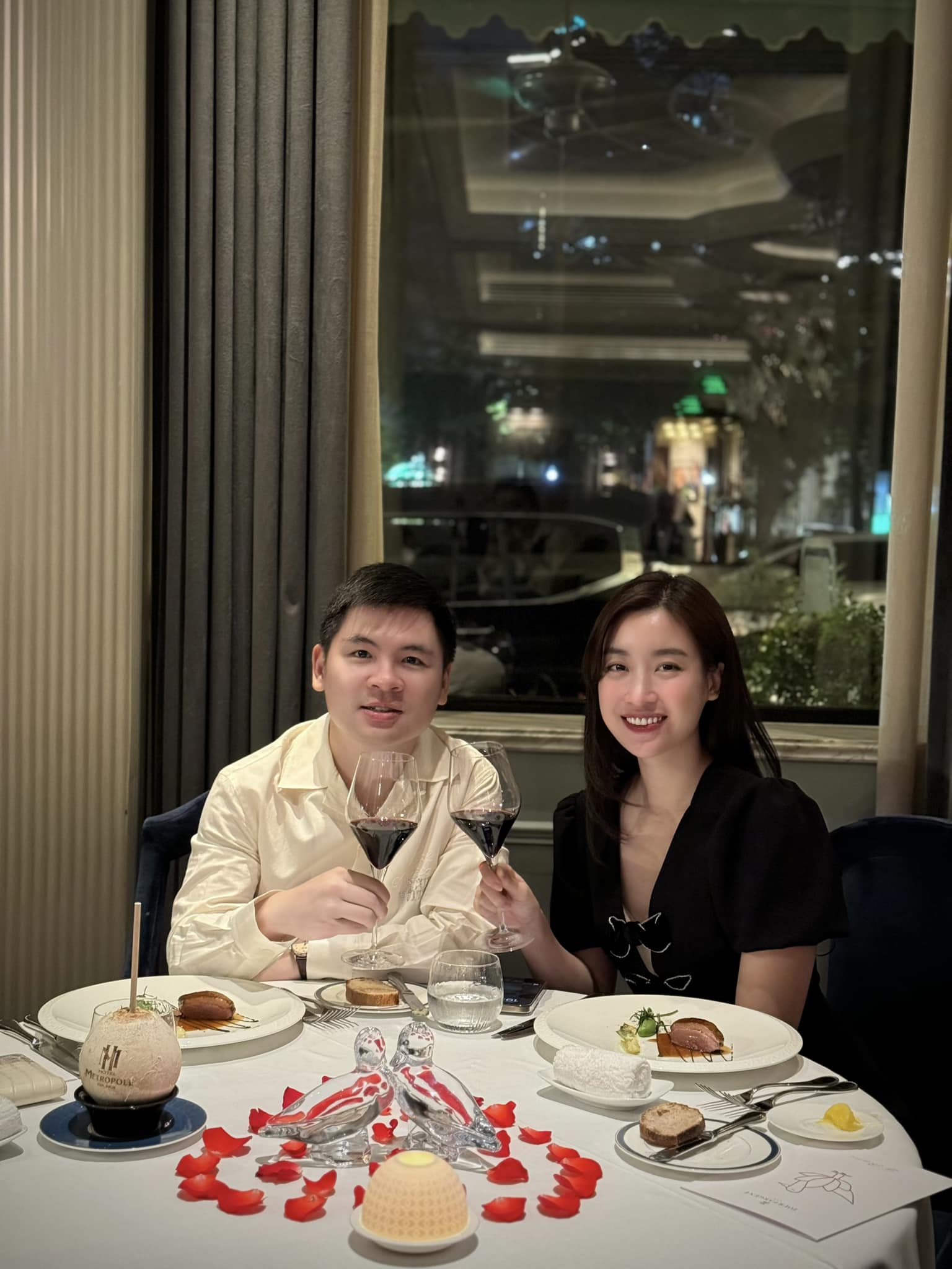 Đỗ Mỹ Linh cùng Chủ tịch Hà Nội FC hẹn hò sang chảnh ở nước ngoài, không quên ái nữ Đỗ Mỹ Linh cùng Chủ tịch Hà Nội FC hẹn hò sang chảnh ở nước ngoài, không quên ái nữ