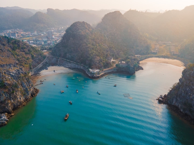 Bãi biển ở Cát Bà được mệnh danh là "thiên đường bí mật", nhiều người bất ngờ vì chưa từng nghe tên- Ảnh 1. Bãi biển ở Cát Bà được mệnh danh là "thiên đường bí mật", nhiều người bất ngờ vì chưa từng nghe tên- Ảnh 1.