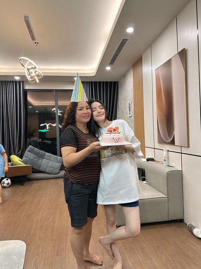 Chu Thanh Huyền - vợ Quang Hải từng gây sốc khi hất tay mẹ đẻ, nay khiến netizen xúc động vì dòng tin gửi mẹ- Ảnh 2. Chu Thanh Huyền - vợ Quang Hải từng gây sốc khi hất tay mẹ đẻ, nay khiến netizen xúc động vì dòng tin gửi mẹ- Ảnh 2.