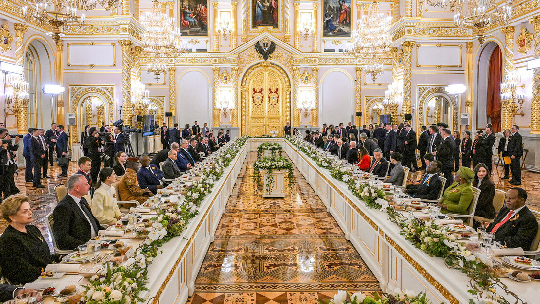 Dạ yến chiêu đãi lãnh đạo 30 nước của ông Putin có gì?: Từ hương vị Nga đến lời chúc "thế hệ chiến thắng"- Ảnh 1. Dạ yến chiêu đãi lãnh đạo 30 nước của ông Putin có gì?: Từ hương vị Nga đến lời chúc "thế hệ chiến thắng"- Ảnh 1.
