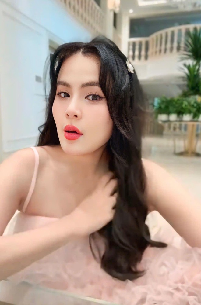 Hoa hậu Việt bị nghi mang bầu giả tiếp tục đáp trả căng ngay trên sóng livestream- Ảnh 2. Hoa hậu Việt bị nghi mang bầu giả tiếp tục đáp trả căng ngay trên sóng livestream- Ảnh 2.