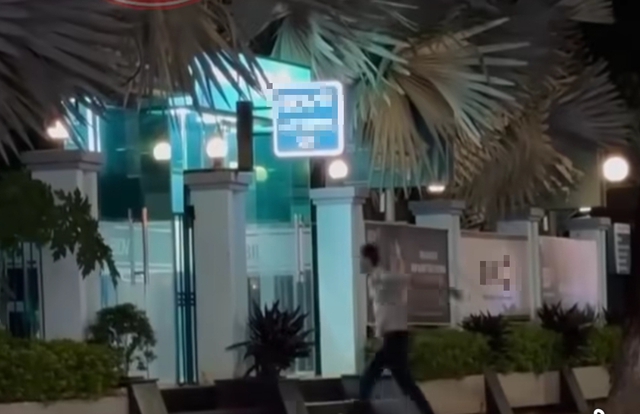 Công an làm việc với người đàn ông đập phá nhiều trụ ATM- Ảnh 1. Công an làm việc với người đàn ông đập phá nhiều trụ ATM- Ảnh 1.