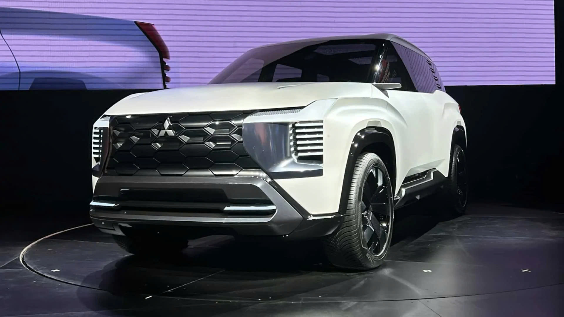 Rộ tin Xforce 7 chỗ bản concept sắp về Việt Nam: Rộng đường thay thế Outlander, hoàn thiện ‘kiềng 3 chân’ của Mitsubishi VN- Ảnh 1. Rộ tin Xforce 7 chỗ bản concept sắp về Việt Nam: Rộng đường thay thế Outlander, hoàn thiện ‘kiềng 3 chân’ của Mitsubishi VN- Ảnh 1.