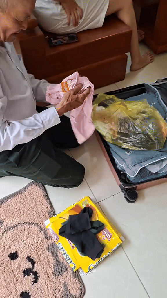 Lôi ra loạt váy vóc trong vali của cụ ông U80 Lôi ra loạt váy vóc trong vali của cụ ông U80