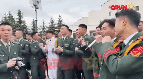 Khi các quân nhân Việt Nam “thoát vai”: Đồng ca hit quốc dân của 1 Anh Trai, san phẳng sân khấu với màn dancesport cực nghệ- Ảnh 4. Khi các quân nhân Việt Nam “thoát vai”: Đồng ca hit quốc dân của 1 Anh Trai, san phẳng sân khấu với màn dancesport cực nghệ- Ảnh 4.