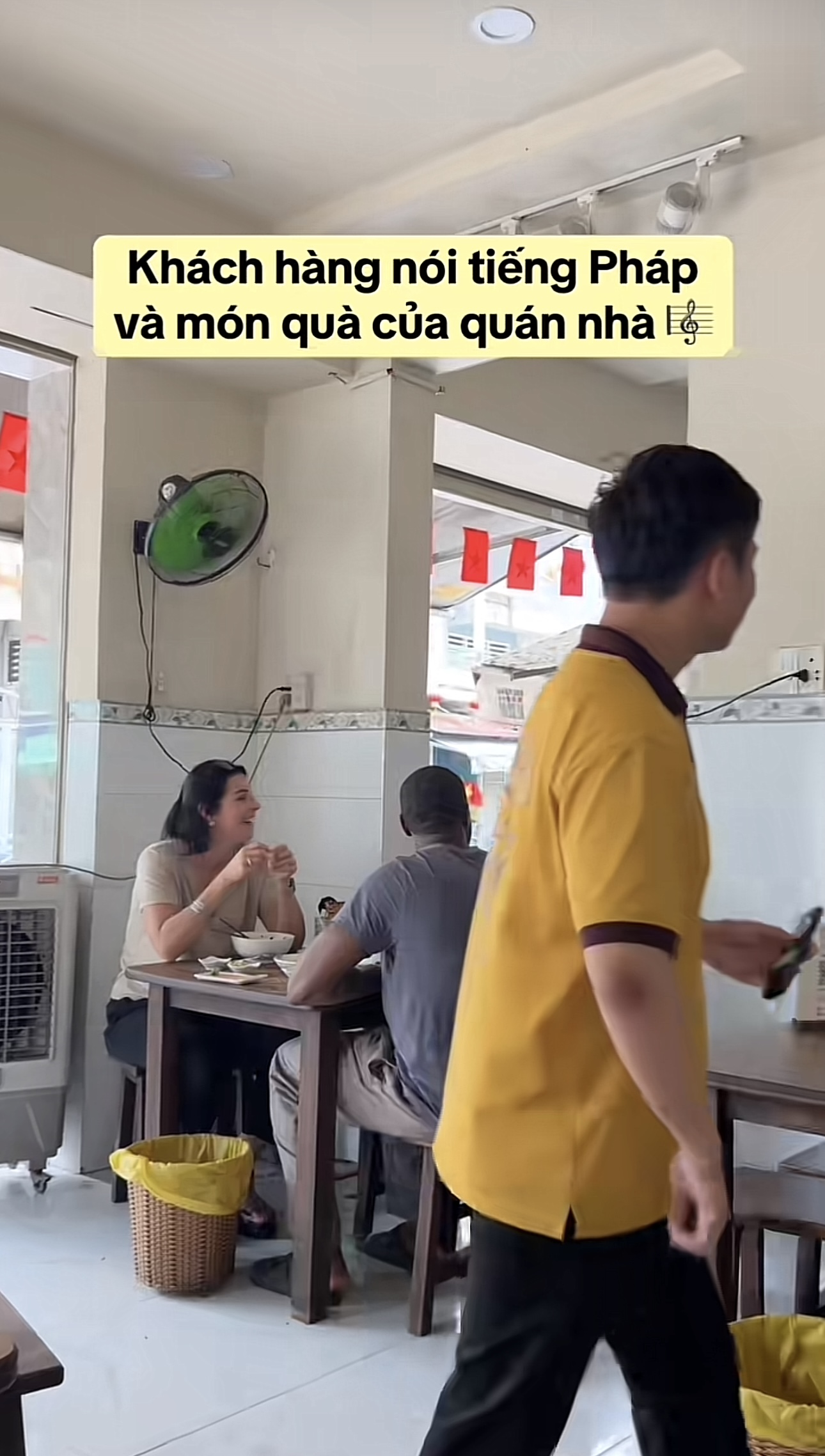 Làm một hành động với khách Tây, quán ăn ở TPHCM khiến dân tình thốt lên “không có ở bất kỳ nơi nào trên thế giới”- Ảnh 1. Làm một hành động với khách Tây, quán ăn ở TPHCM khiến dân tình thốt lên “không có ở bất kỳ nơi nào trên thế giới”- Ảnh 1.