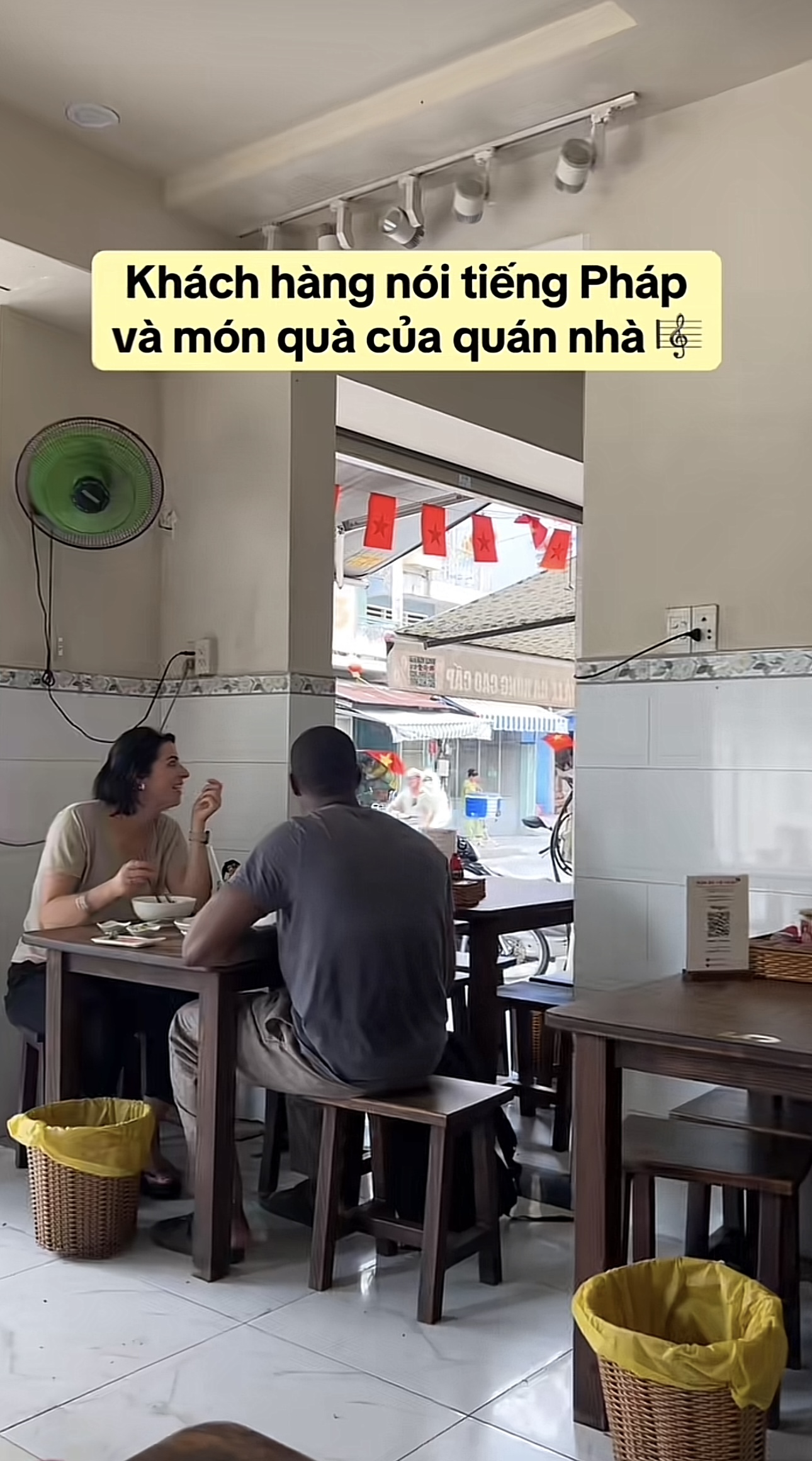 Làm một hành động với khách Tây, quán ăn ở TPHCM khiến dân tình thốt lên “không có ở bất kỳ nơi nào trên thế giới”- Ảnh 3. Làm một hành động với khách Tây, quán ăn ở TPHCM khiến dân tình thốt lên “không có ở bất kỳ nơi nào trên thế giới”- Ảnh 3.