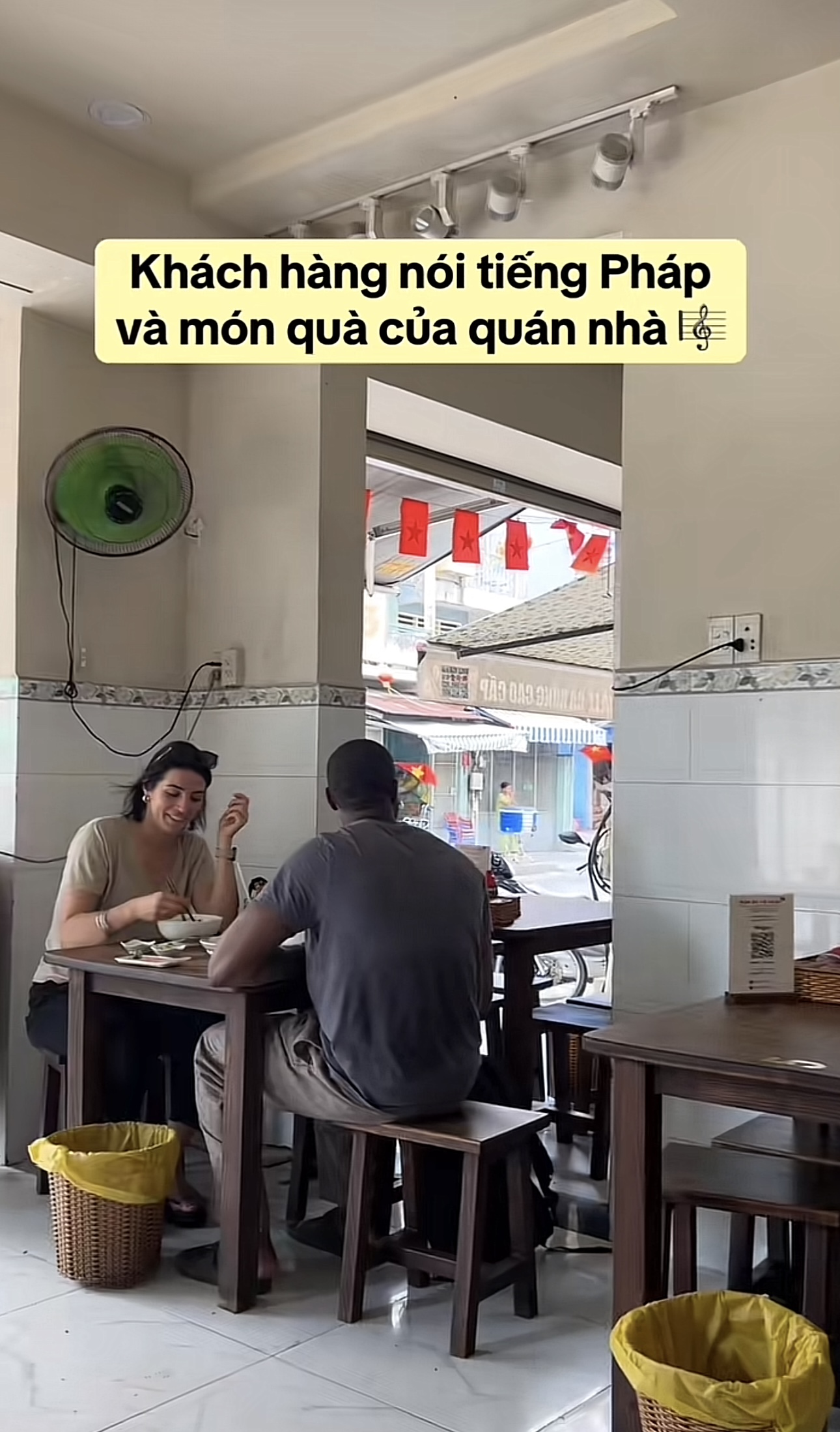 Làm một hành động với khách Tây, quán ăn ở TPHCM khiến dân tình thốt lên “không có ở bất kỳ nơi nào trên thế giới”- Ảnh 6. Làm một hành động với khách Tây, quán ăn ở TPHCM khiến dân tình thốt lên “không có ở bất kỳ nơi nào trên thế giới”- Ảnh 6.