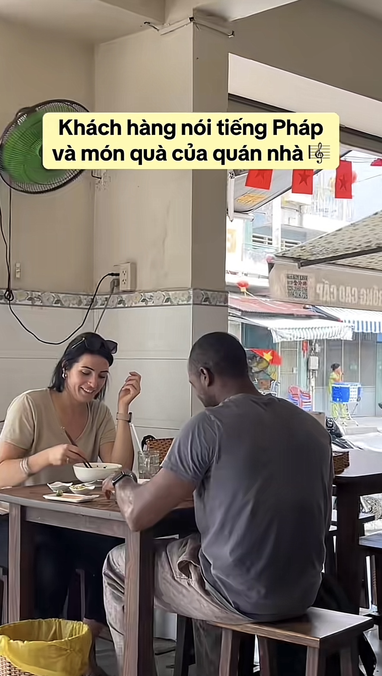 Làm một hành động với khách Tây, quán ăn ở TPHCM khiến dân tình thốt lên “không có ở bất kỳ nơi nào trên thế giới”- Ảnh 4. Làm một hành động với khách Tây, quán ăn ở TPHCM khiến dân tình thốt lên “không có ở bất kỳ nơi nào trên thế giới”- Ảnh 4.