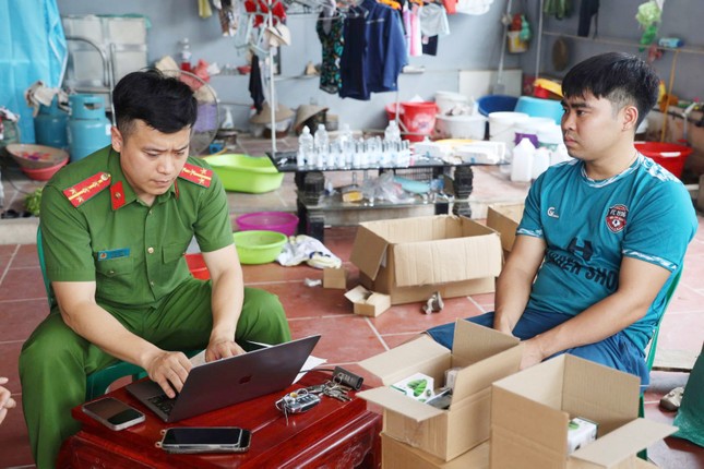 Công an ‘sờ gáy’ cơ sở bán hơn 100.000 đơn hàng mỹ phẩm giả qua Shopee, Tiktok- Ảnh 1. Công an ‘sờ gáy’ cơ sở bán hơn 100.000 đơn hàng mỹ phẩm giả qua Shopee, Tiktok- Ảnh 1.